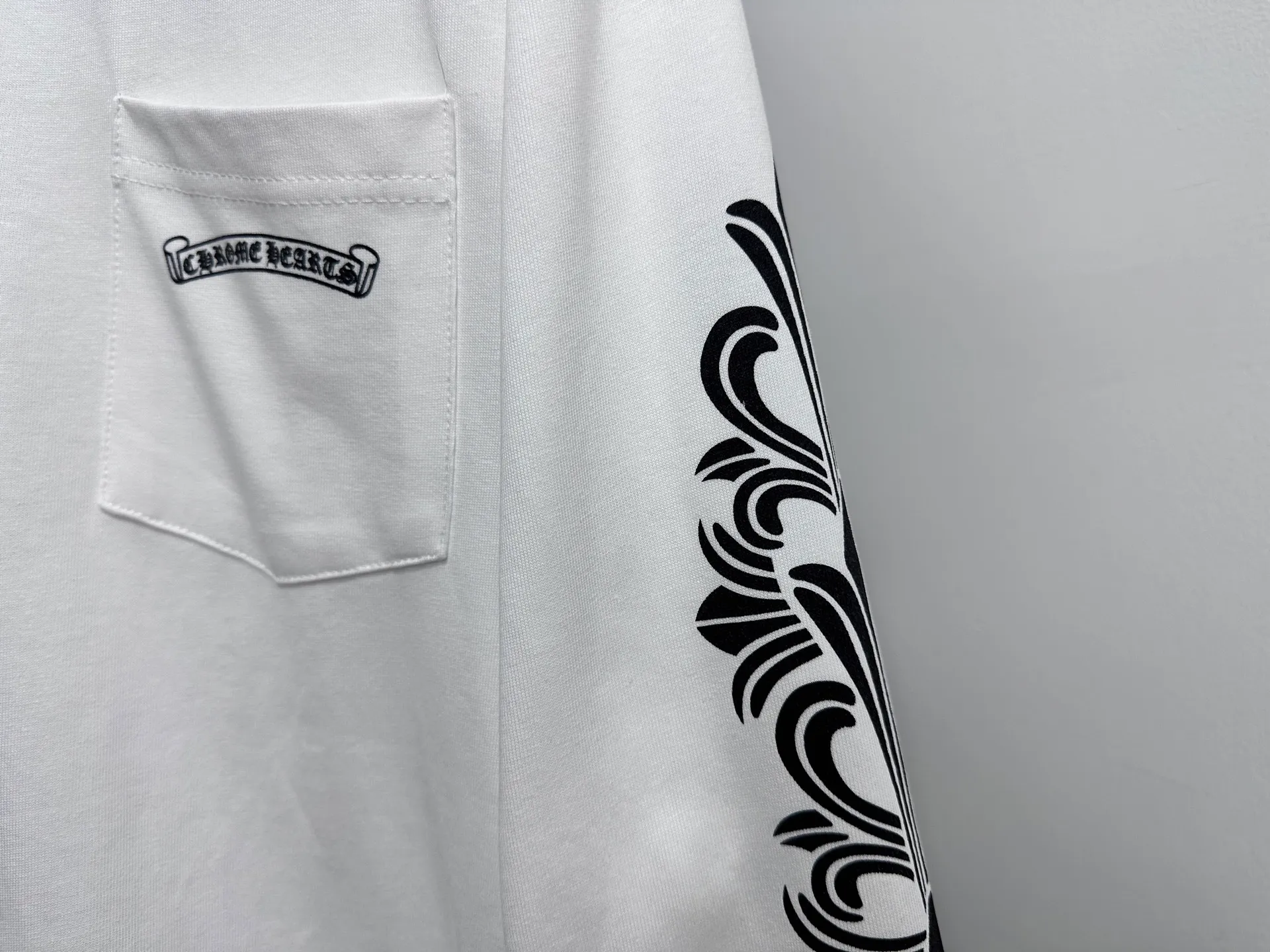 🅿️232 [Come hearts] Crow heart graffiti letters are limited to Sanskrit printed long sleeves. The collar and cuffs have high-weight threads. The fabric is custom-woven and dyed 280g double-yarn pure cotton. The washed anti-counterfeiting tags and other accessories are all in the correct version. It is super conspicuous, super pretty, and super stylish. The same style for men and women! The overall upper body highlights fashion and individuality. Wearing it together as a couple is a recommended T-shirt by the Street Ace!! Same style for men and women. Size: XS-L